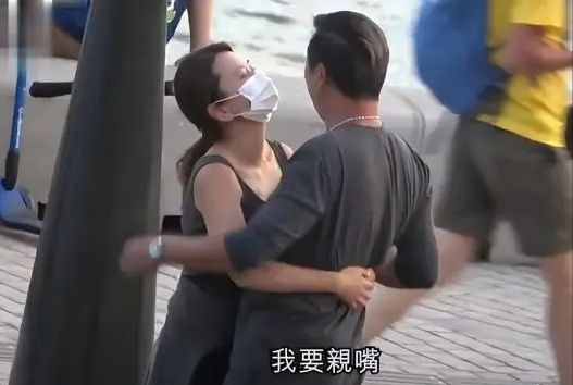 史混乱未婚生女如今42岁享受单身生活AG真人游戏平台她曾一年换7次男友情(图11)